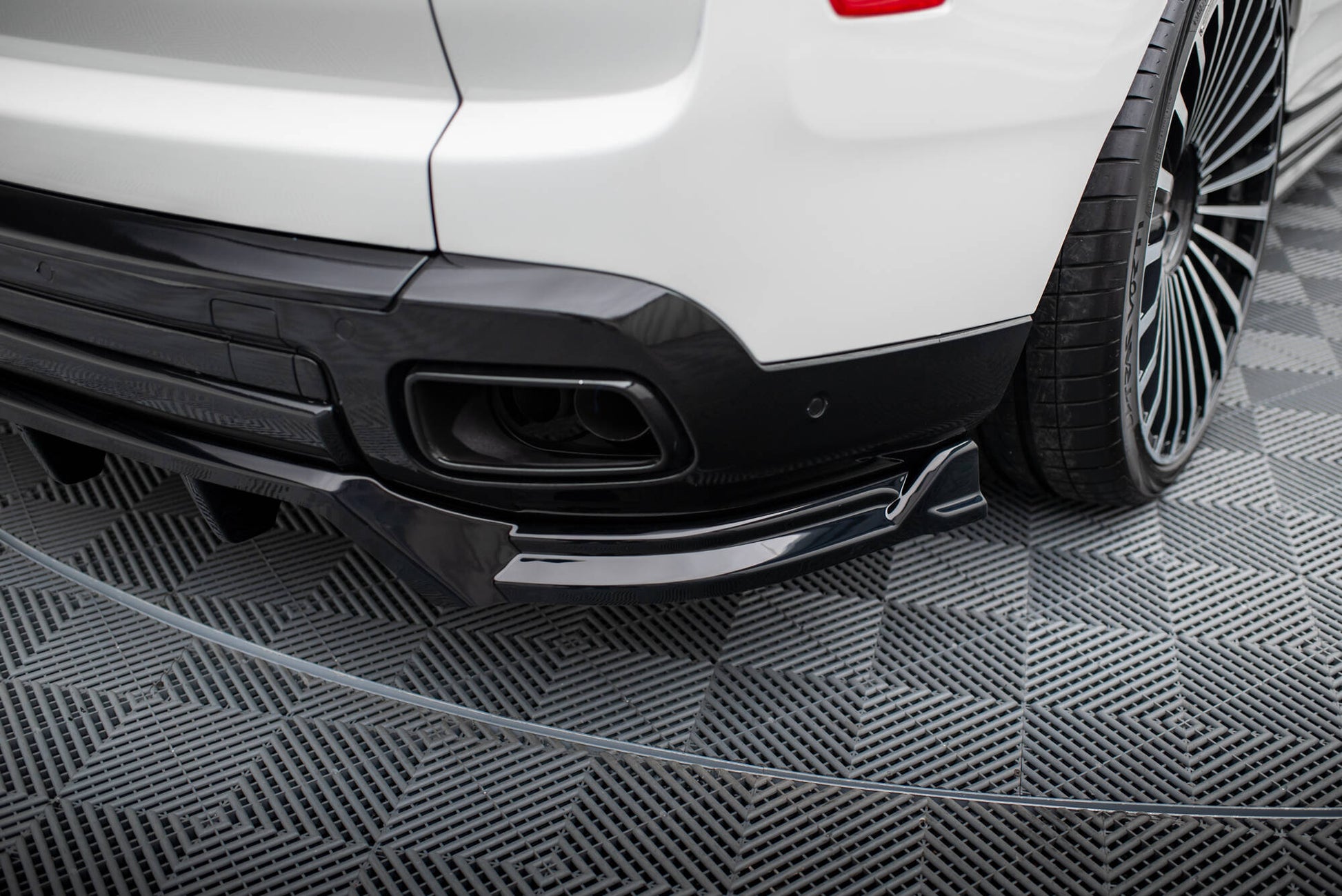 Maxton Mittlerer Diffusor Heck Ansatz DTM Look für Rolls Royce Cullinan schwarz Hochglanz