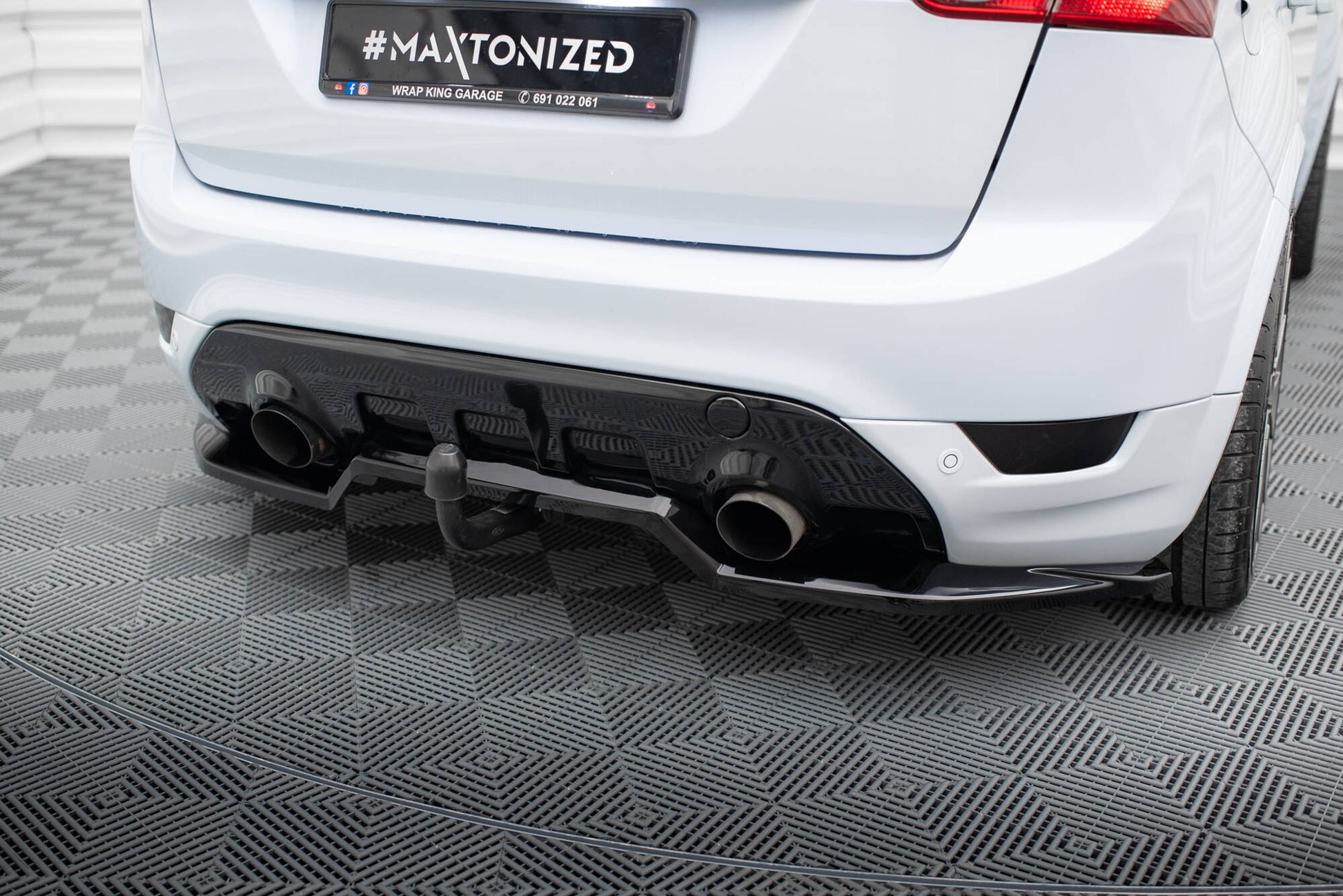 Maxton Mittlerer Diffusor Heck Ansatz DTM Look für Ford Kuga ST Mk1 schwarz Hochglanz