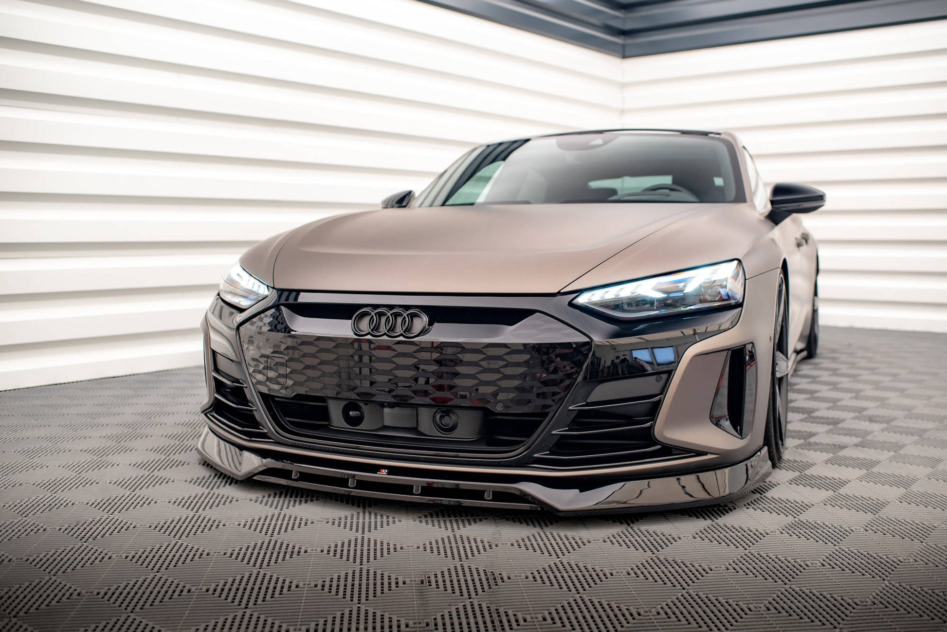 Maxton Front Ansatz V.3 für Audi e-Tron GT / RS GT Mk1 schwarz Hochglanz