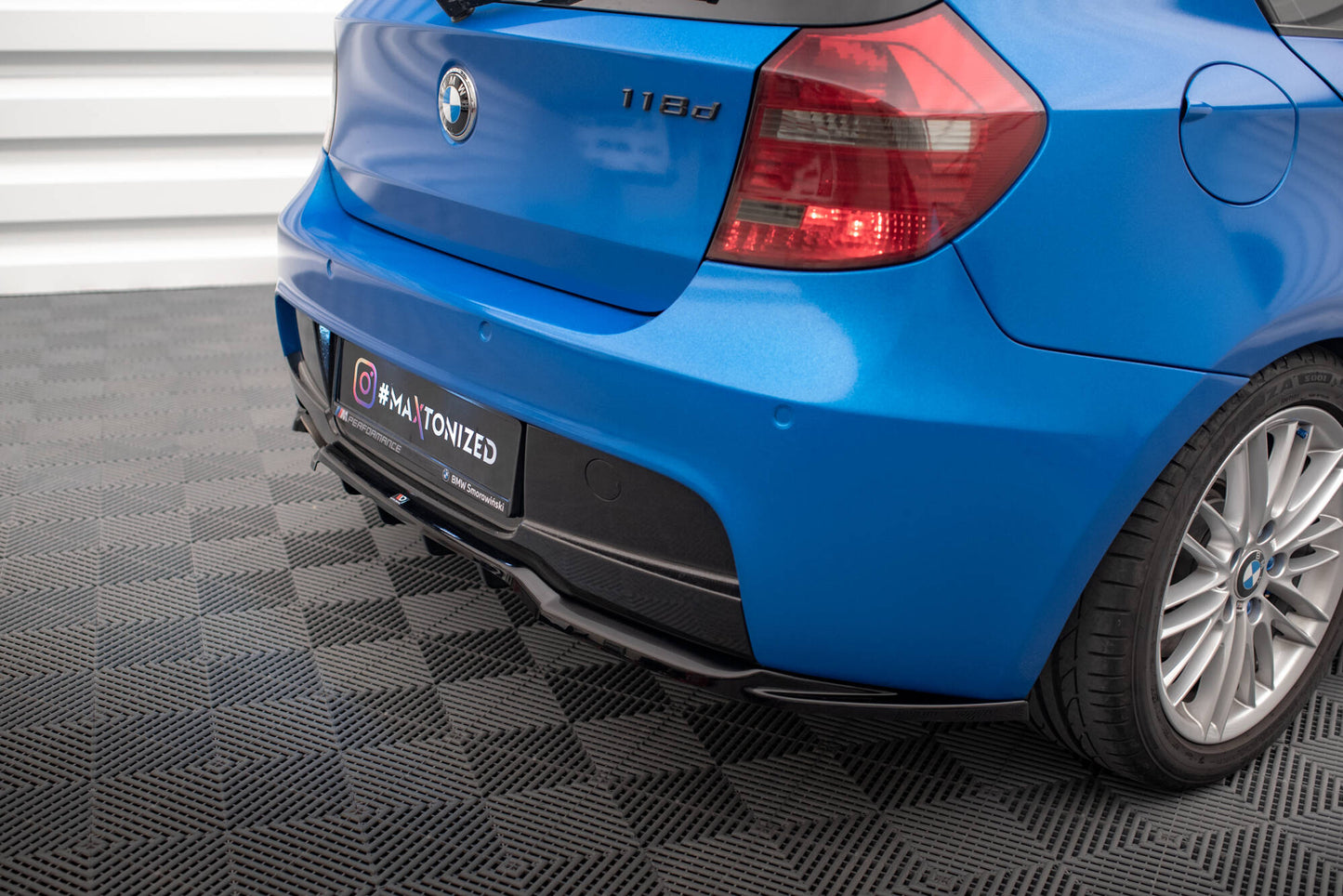 Maxton Mittlerer Diffusor Heck Ansatz DTM Look für BMW 1er M-Paket E87 Facelift schwarz Hochglanz