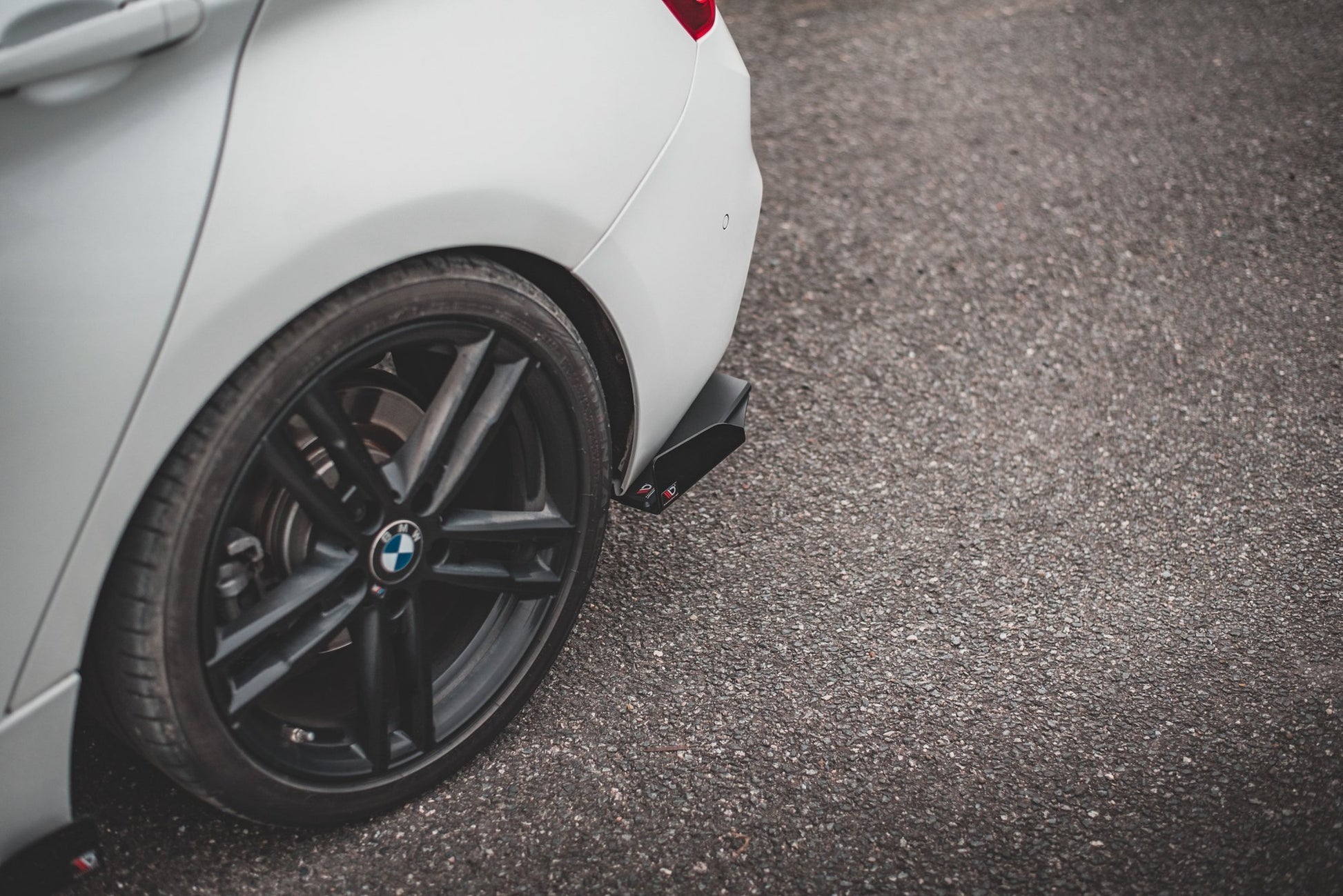Maxton Robuste Racing Heck Ansatz Flaps Diffusor V.3 +Flaps für BMW 1er M140i  schwarz Hochglanz