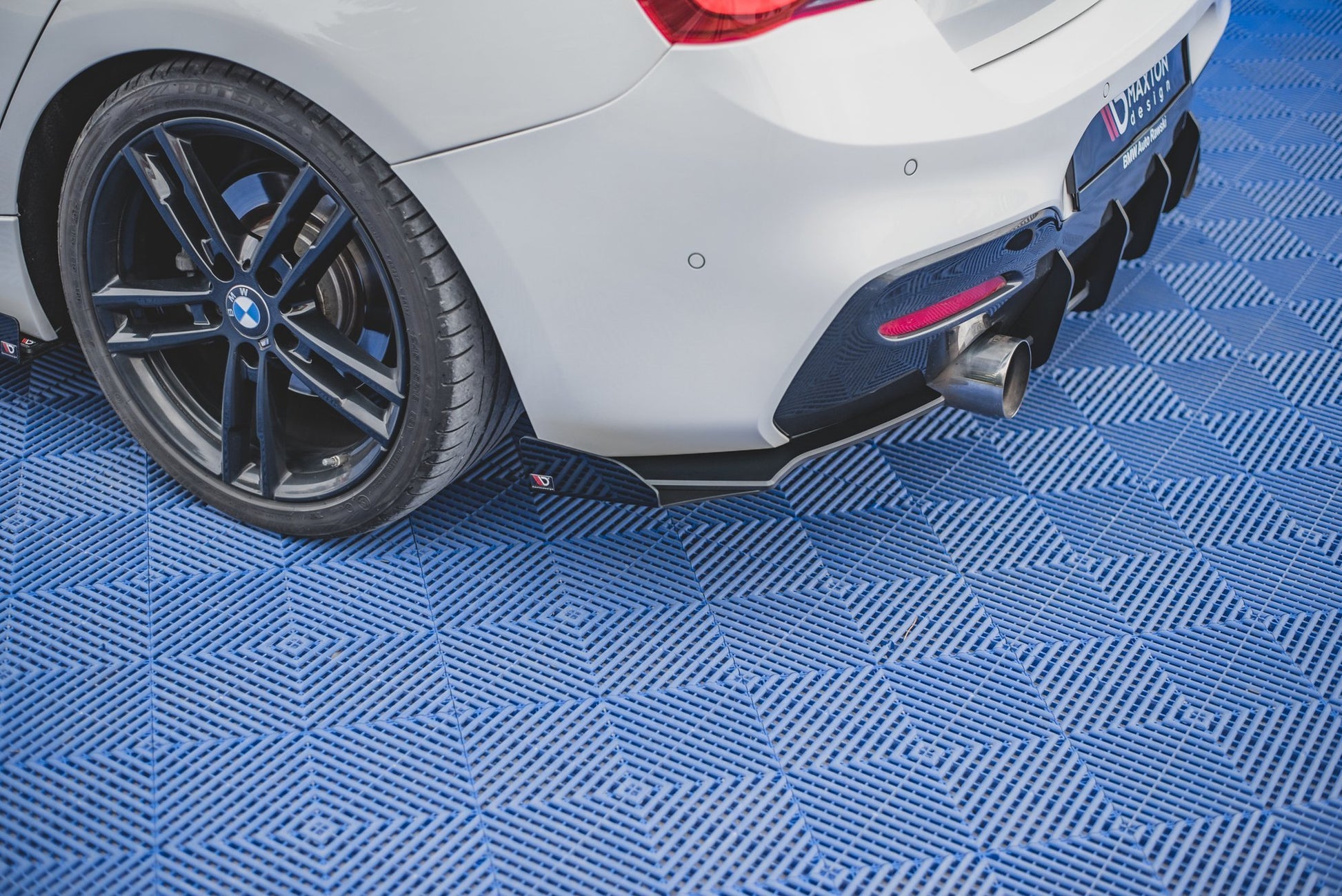 Maxton Robuste Racing Heck Ansatz Flaps Diffusor V.2 +Flaps für BMW 1er F20 M140i  schwarz Hochglanz