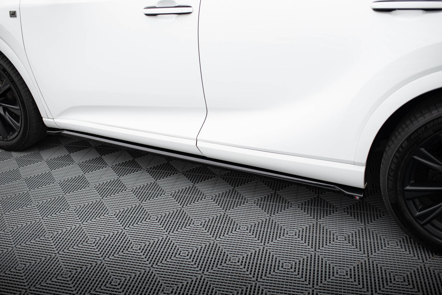 Maxton Seitenschweller Ansatz für Lexus RX F-Sport Mk5 schwarz Hochglanz