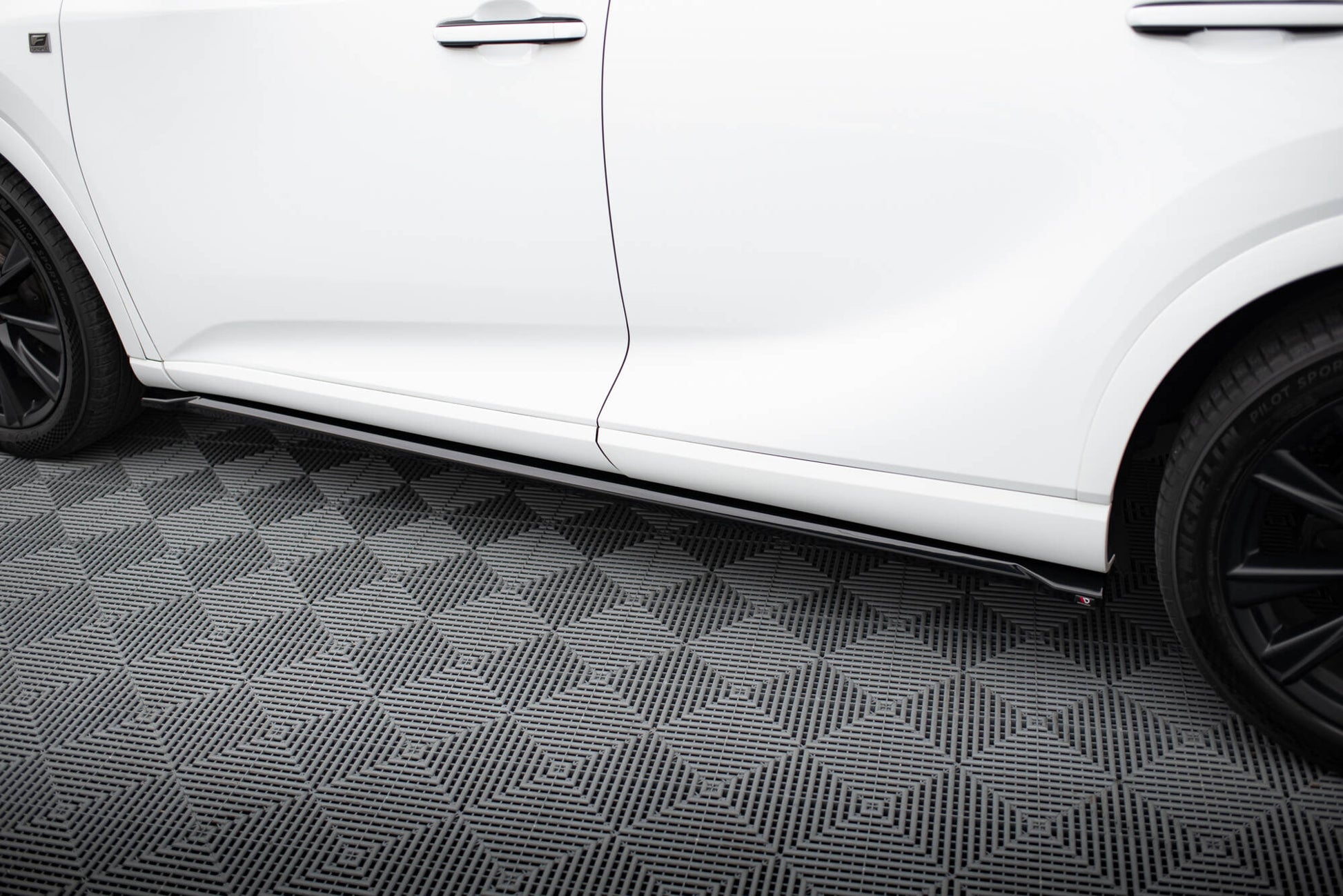 Maxton Seitenschweller Ansatz für Lexus RX F-Sport Mk5 schwarz Hochglanz