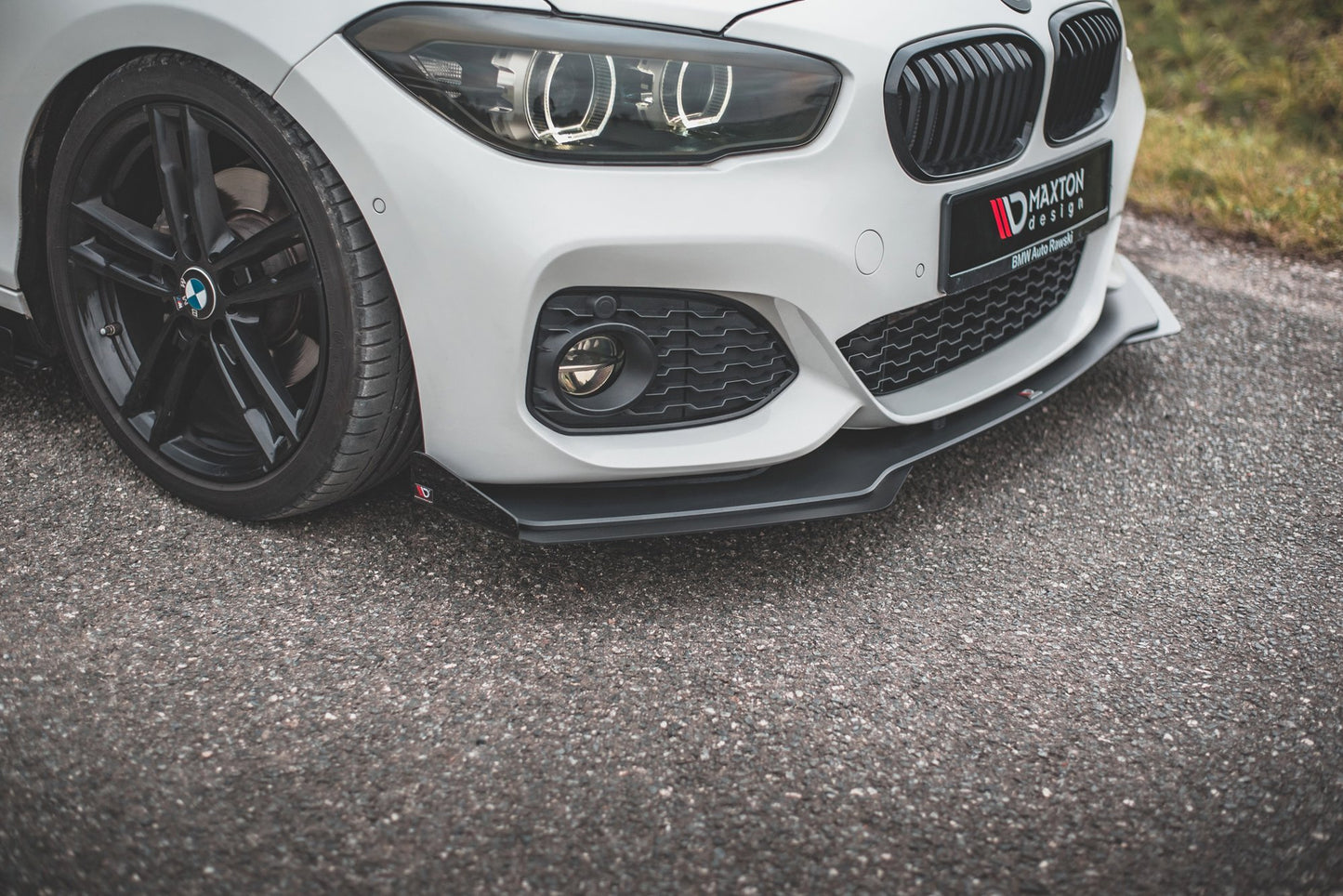 Maxton Robuste Racing Front Ansatz V.3 für passend +Flaps für BMW 1er F20 M-Paket Facelift / M140i  schwarz Hochglanz