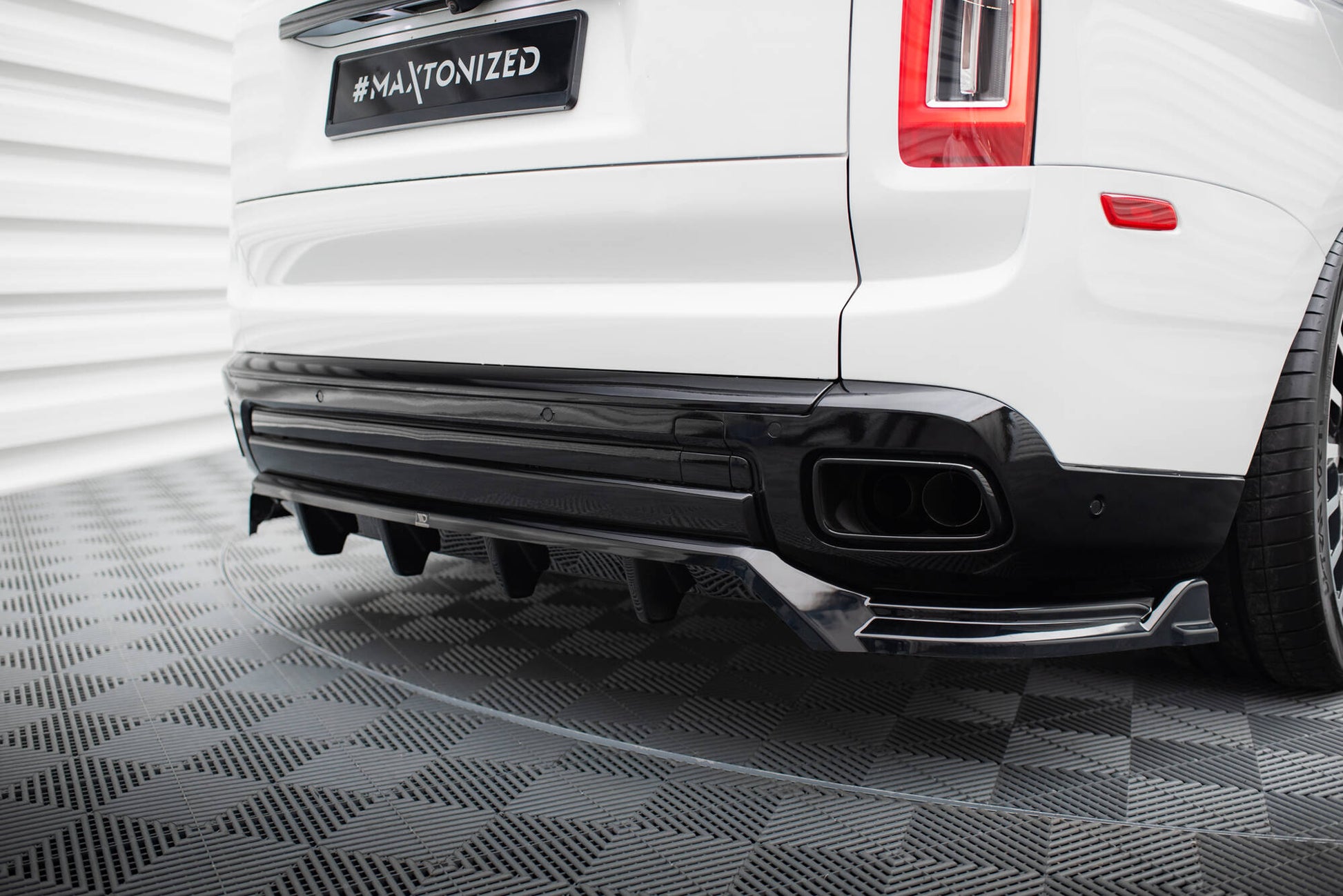 Maxton Mittlerer Diffusor Heck Ansatz DTM Look für Rolls Royce Cullinan schwarz Hochglanz