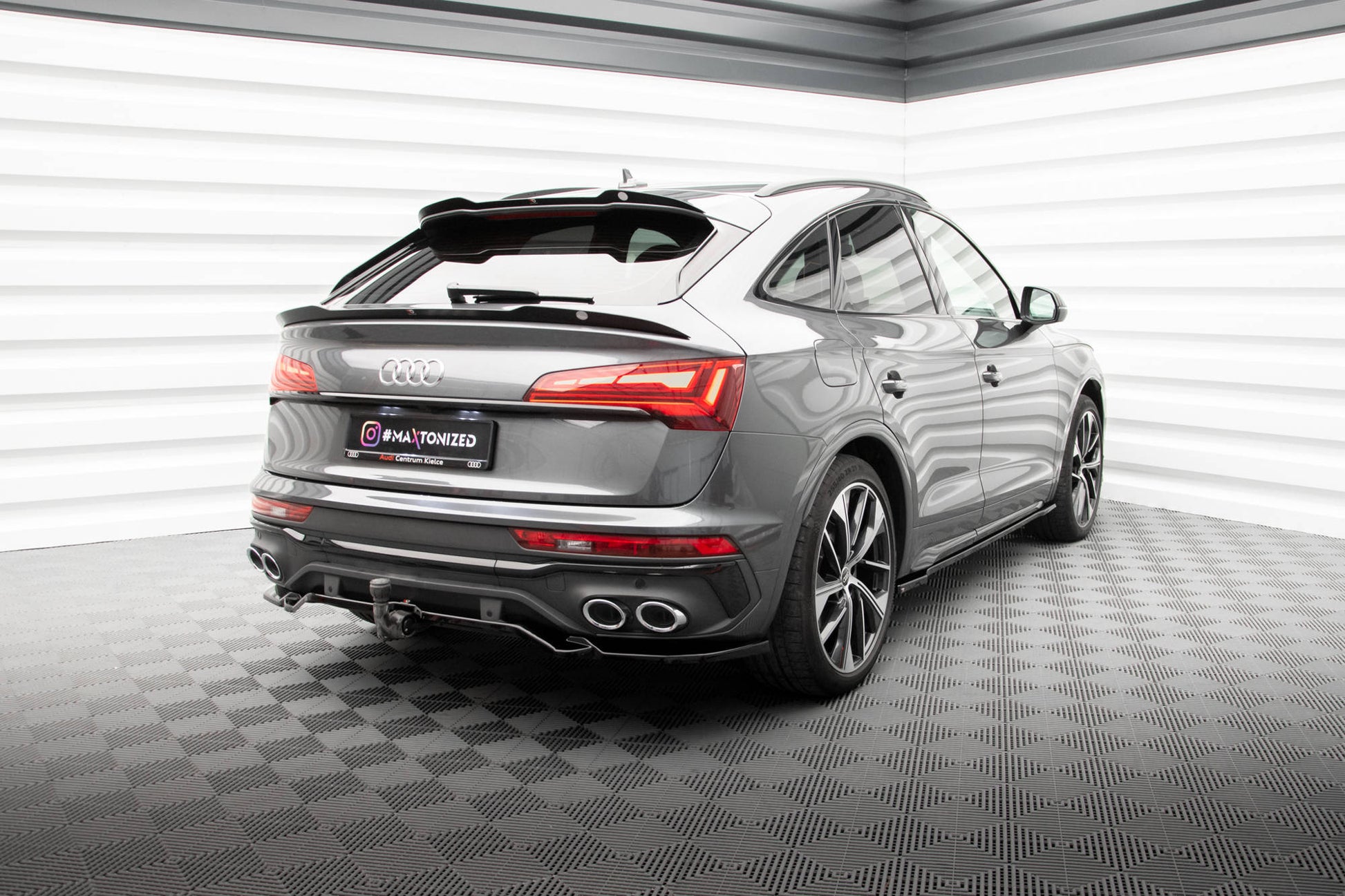Maxton Mittlerer Diffusor Heck Ansatz DTM Look für Audi SQ5 Sportback Mk2 Facelift schwarz Hochglanz
