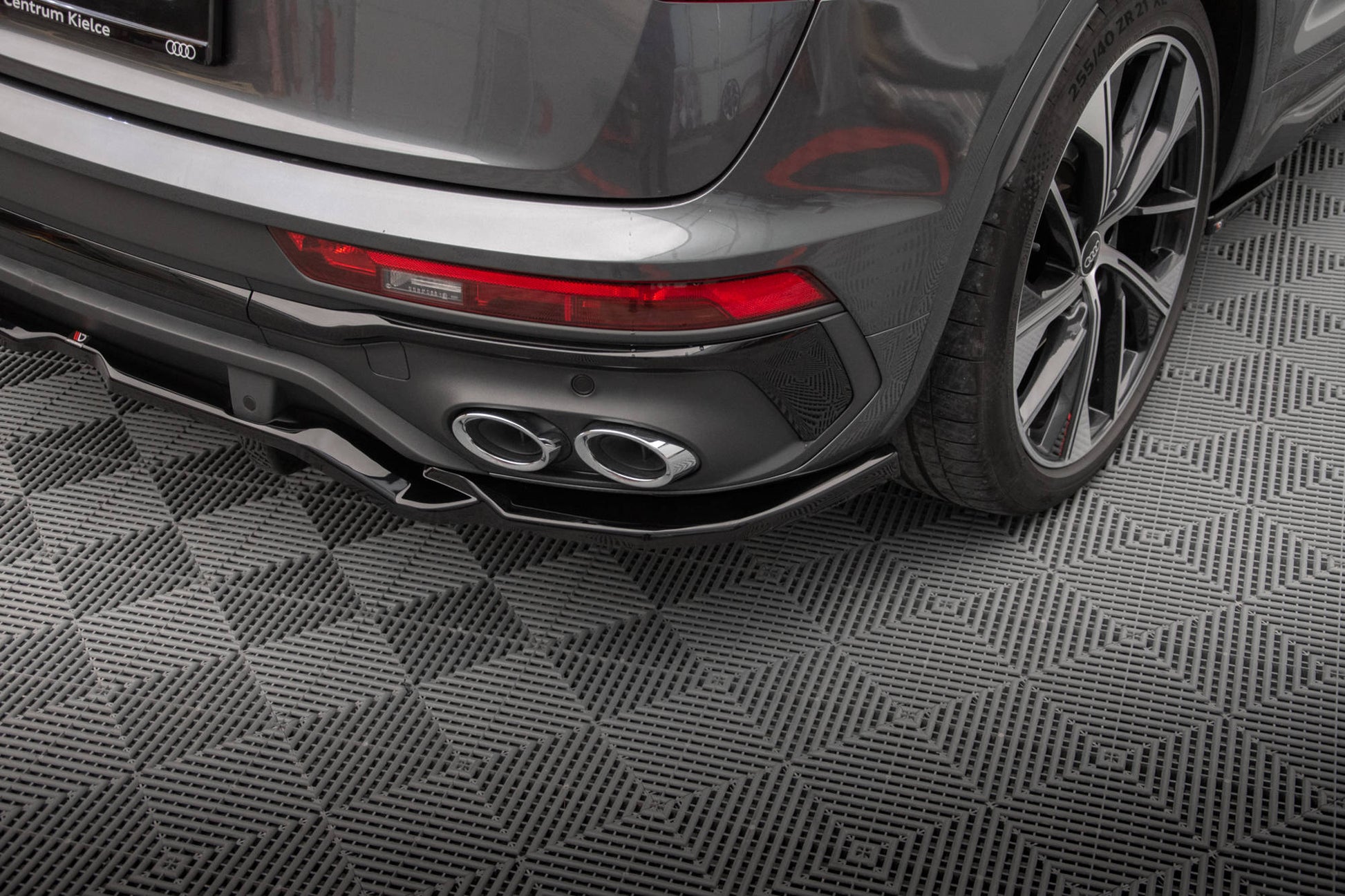 Maxton Mittlerer Diffusor Heck Ansatz DTM Look für Audi SQ5 Sportback Mk2 Facelift schwarz Hochglanz