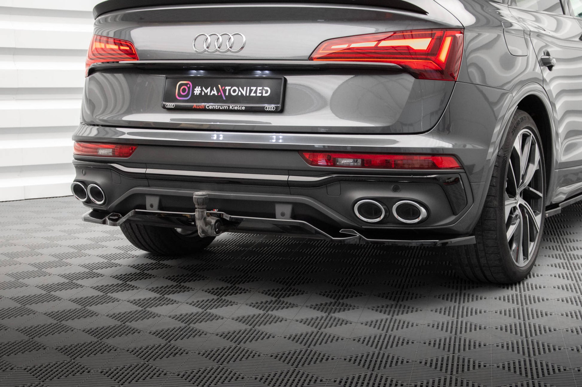 Maxton Mittlerer Diffusor Heck Ansatz DTM Look für Audi SQ5 Sportback Mk2 Facelift schwarz Hochglanz