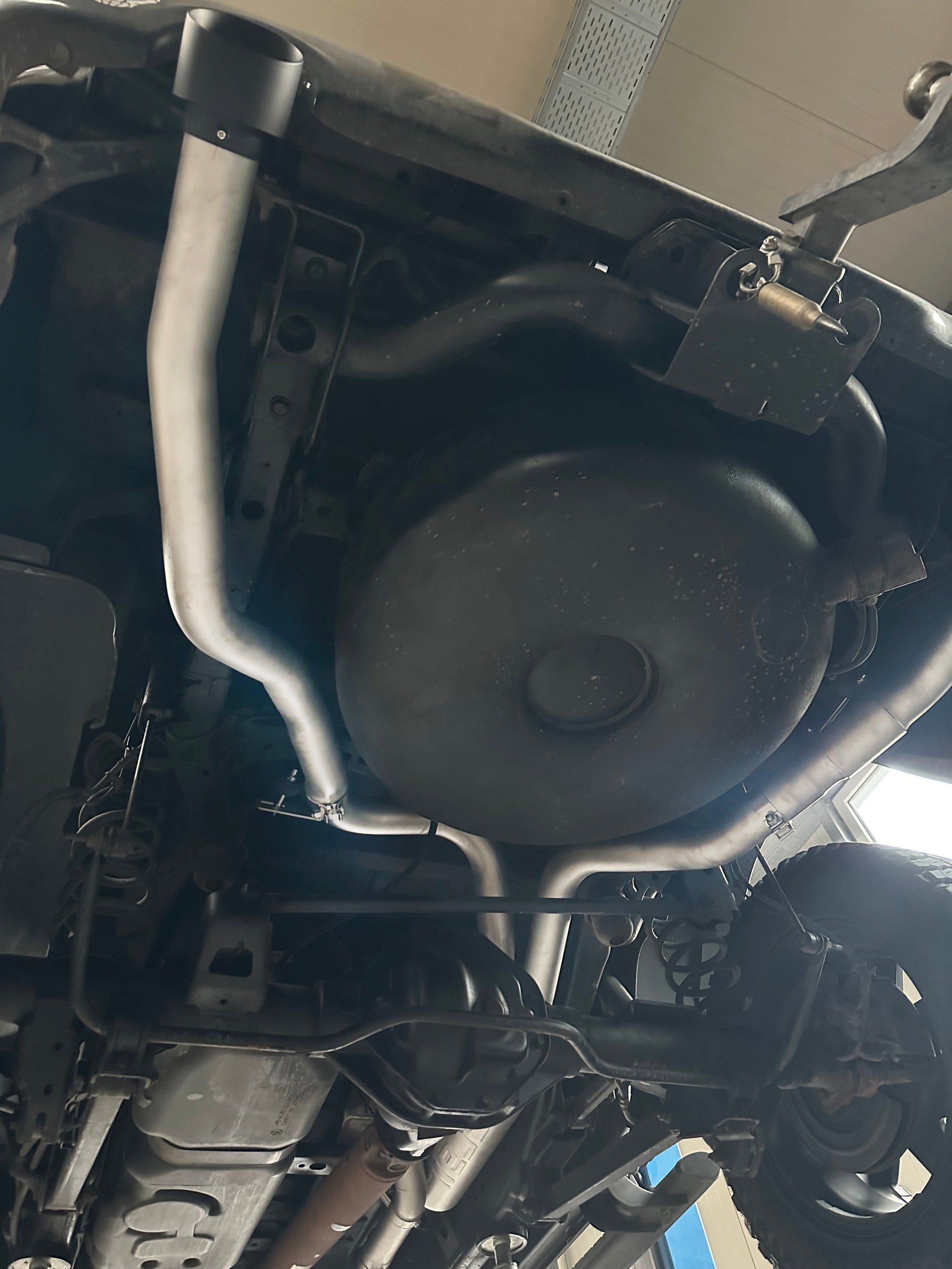 Grail Auspuffanlage Dodge RAM 1500 Gen. 4 (13-18) Edelstahl Endrohre Montage bei Grail