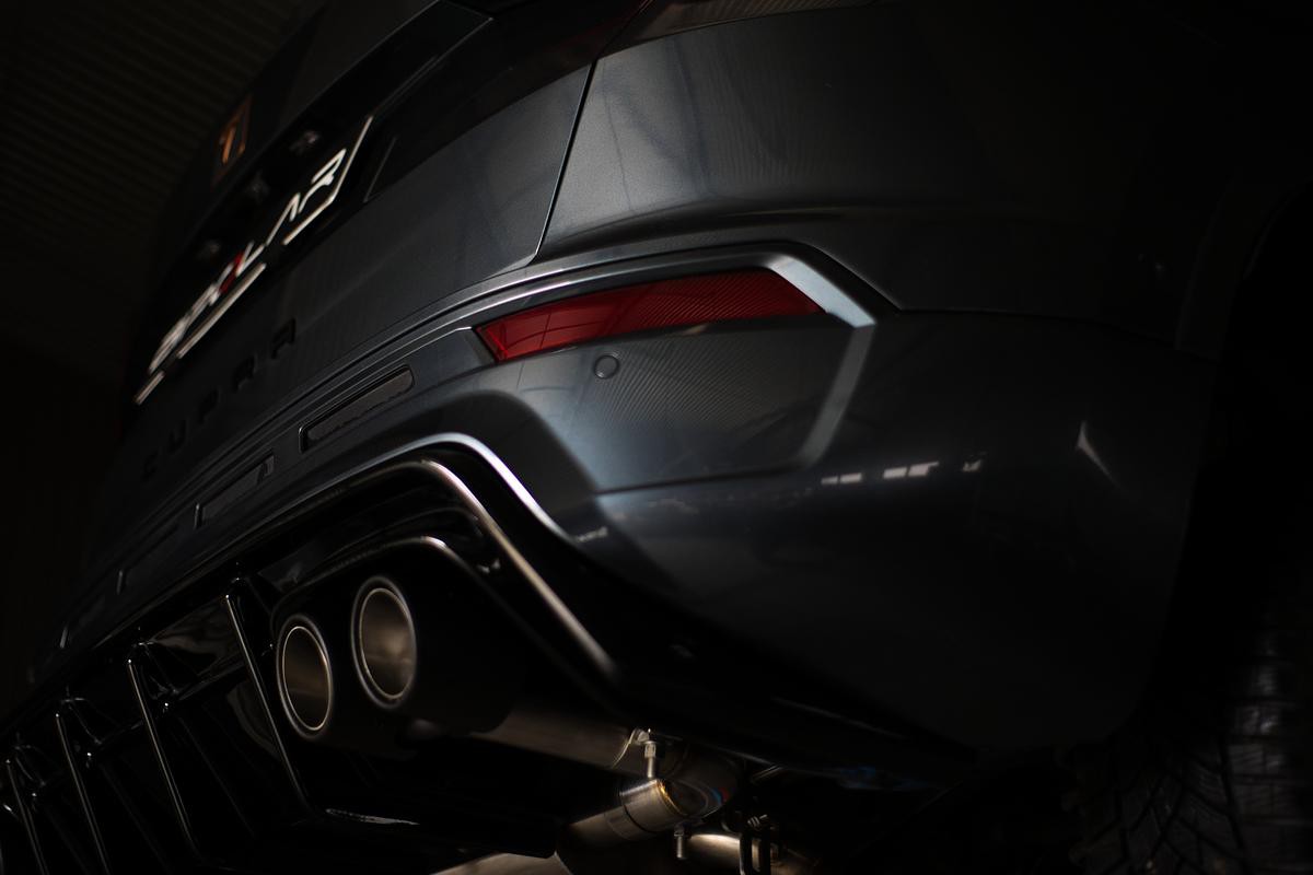 Grail Auspuffanlage Cupra Ateca 3.5-Zoll 4-flutig Carbon Endrohre an Serie Montage bei Grail