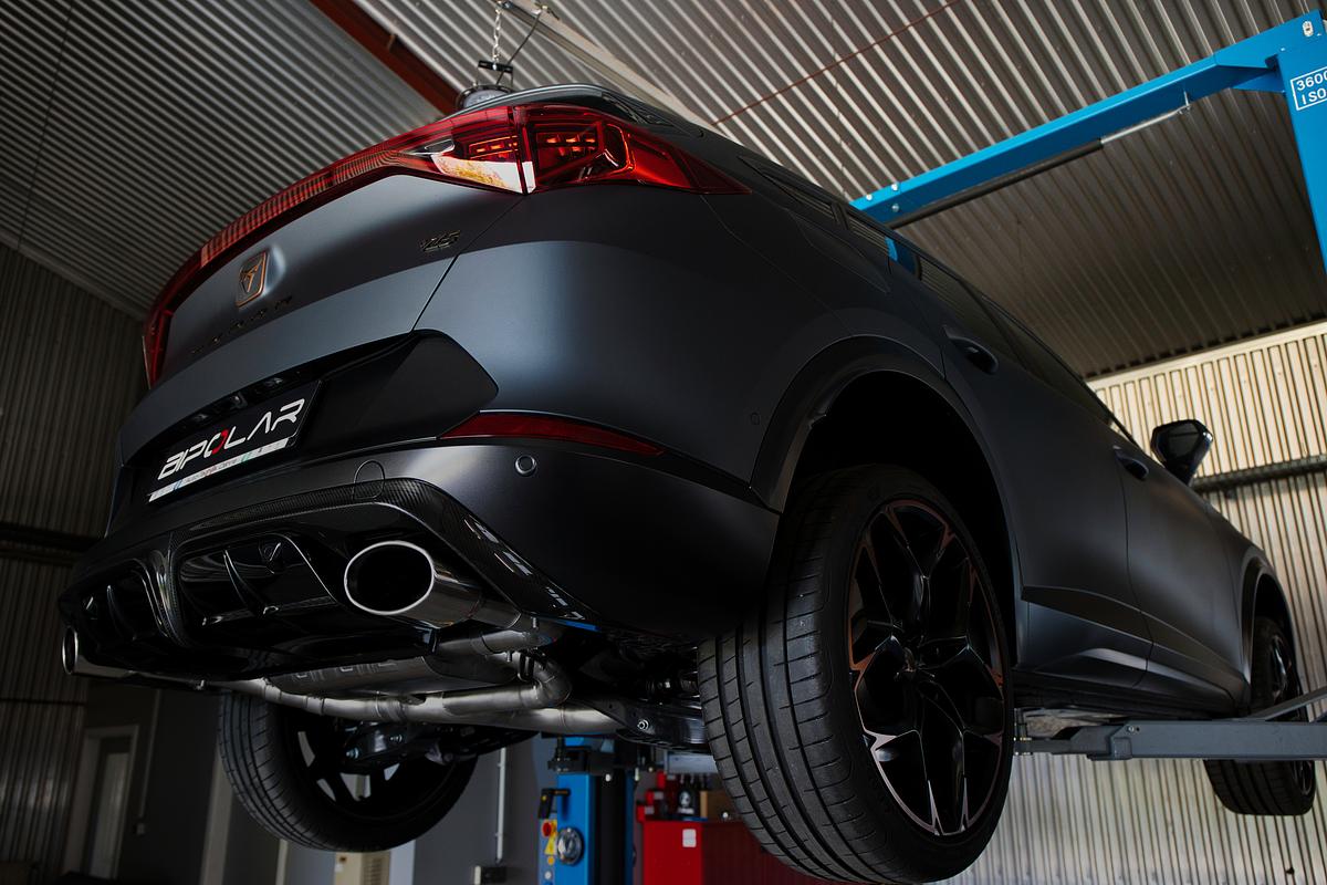 Grail Auspuffanlage Cupra Formentor VZ5 3.5-Zoll ohne Endrohre Montage bei Grail