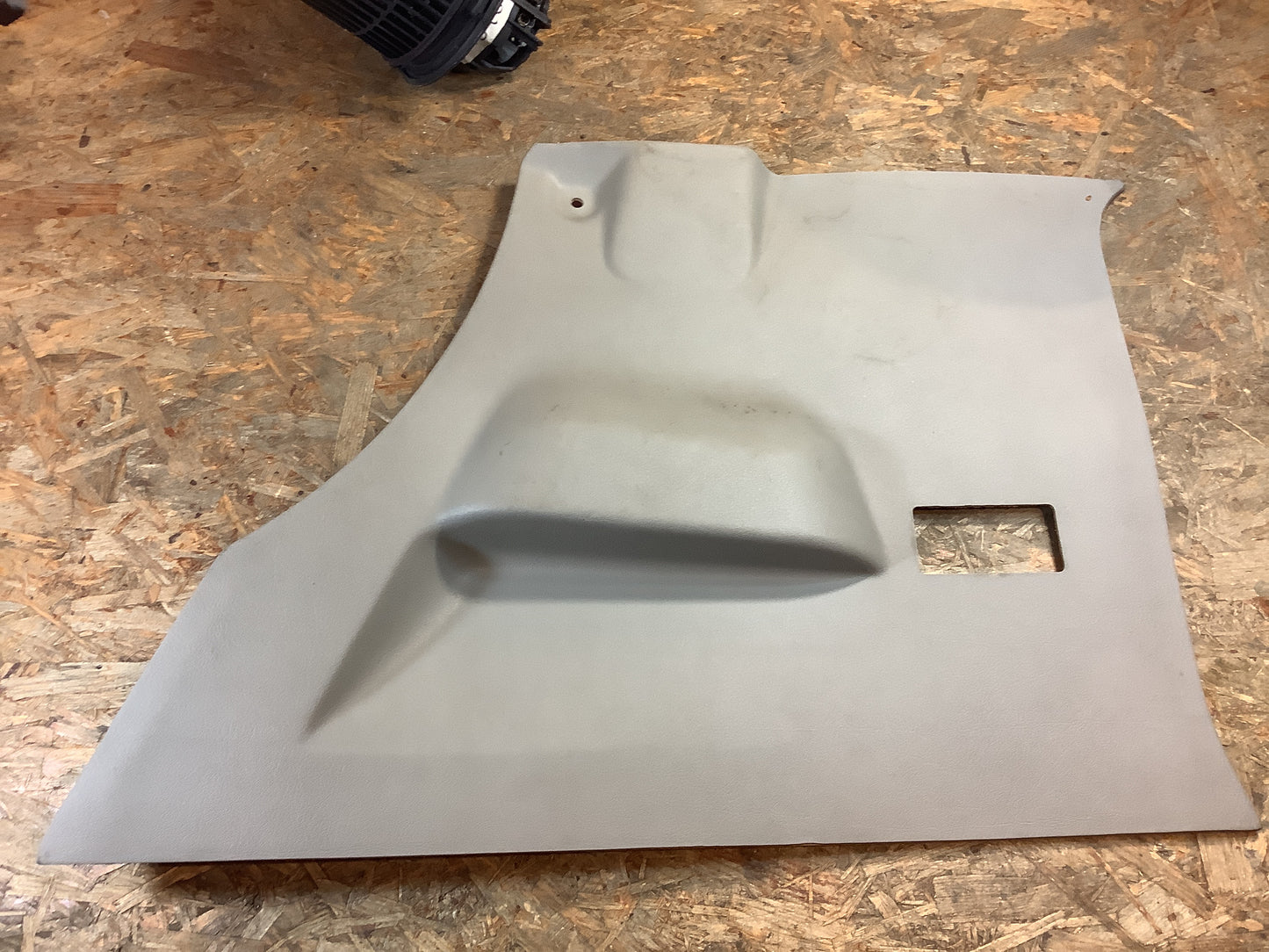 Opel Kadett E Verkleidung hinteres Seitenteil Vorne Rechts, grau Original GM NEU