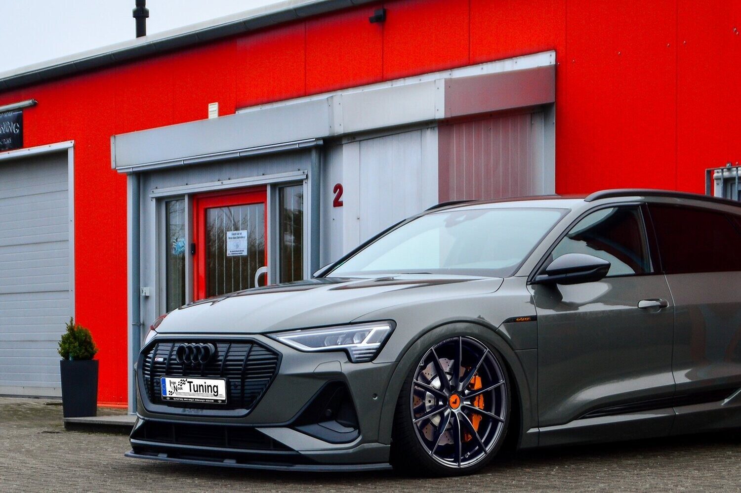 CUP Frontspoilerlippe ABS Audi e-tron Quattro Sportback Schwarz Glanz