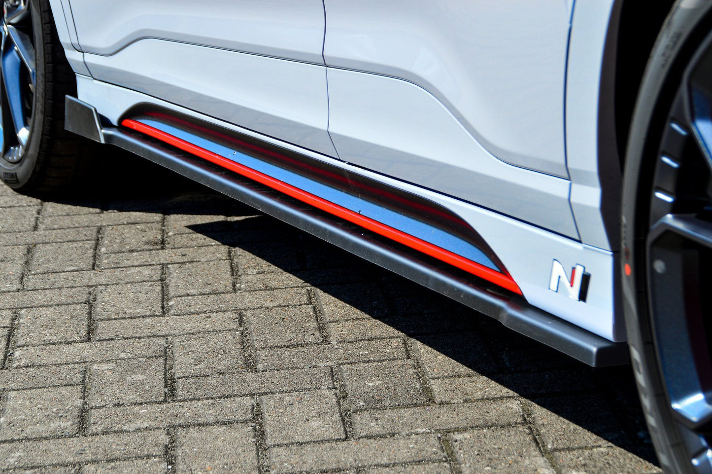 CUP Seitenschwellersatz mit Wing vorne Hyundai Kona N Schwarz Glanz