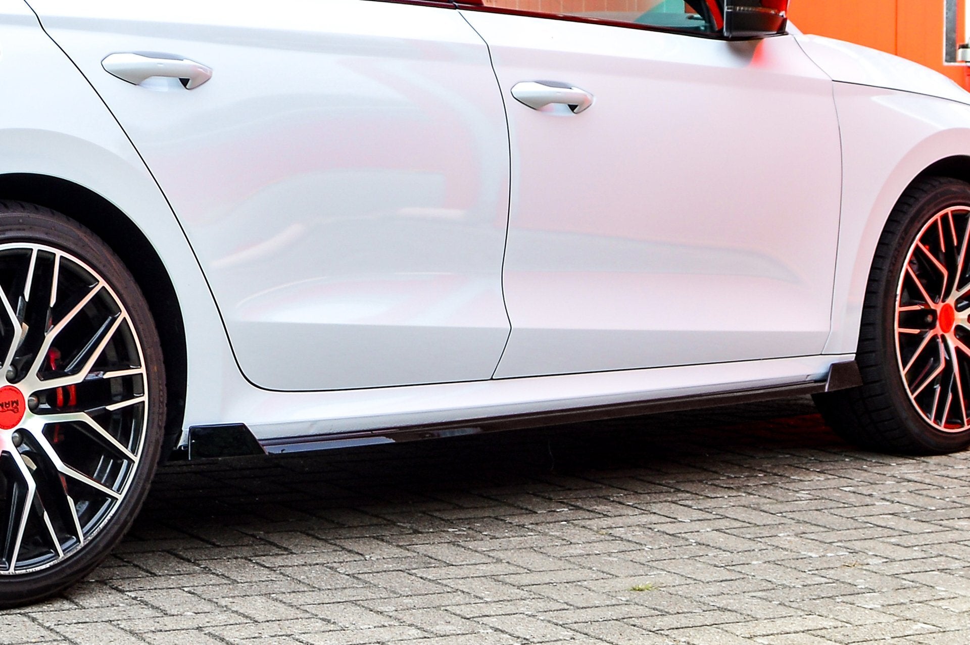CUP Seitenschwellersatz mit Wing Skoda Octavia RS NX Combi Schwarz Glanz