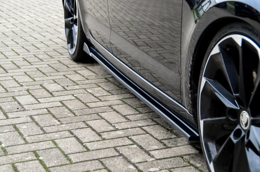 CUP Seitenschwellersatz mit Seitenwing Skoda Octavia RS 5E Schwarz Glanz