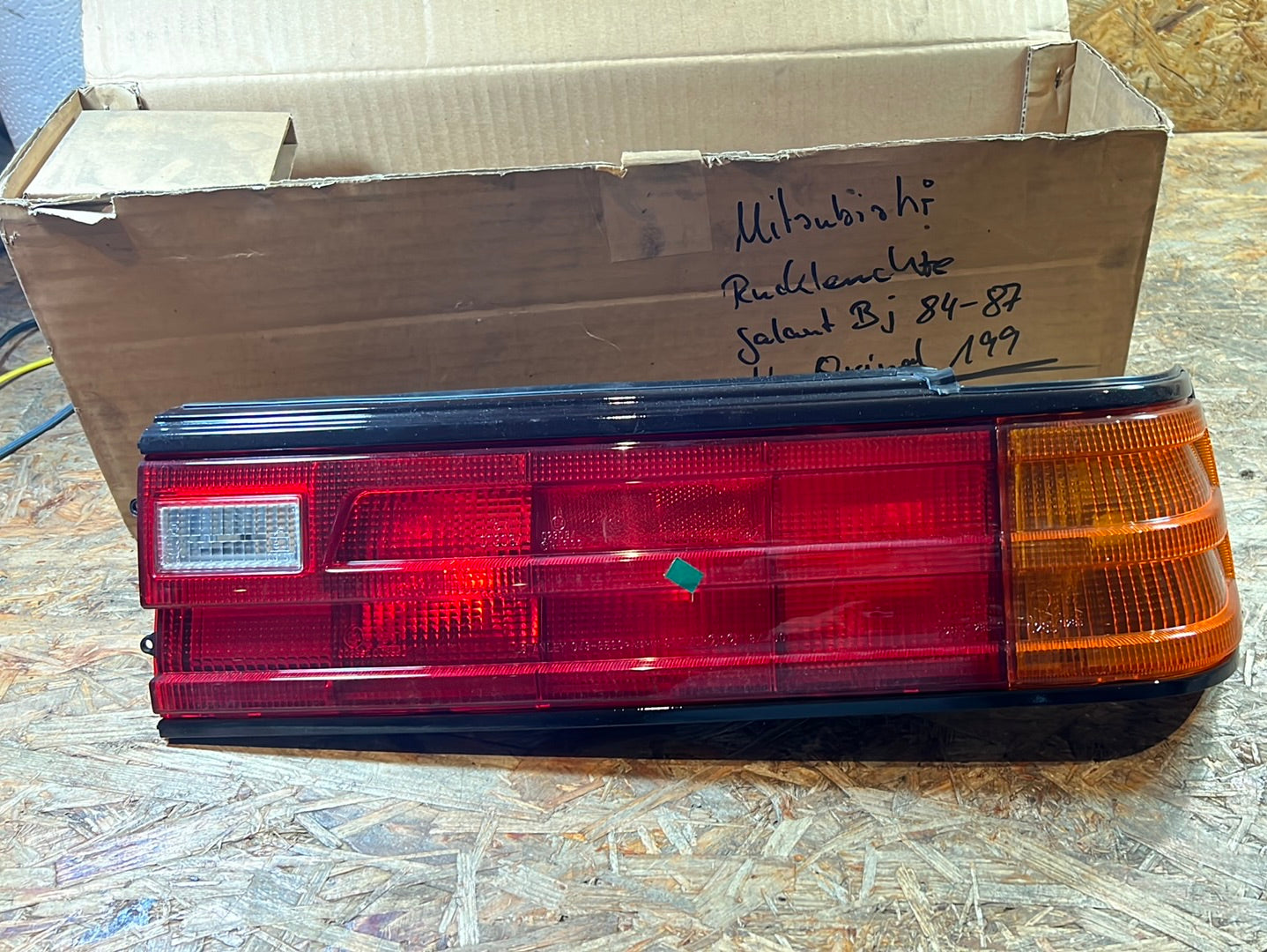 Original Mitsubishi Galant 84-87 Rückleuchte MB541250