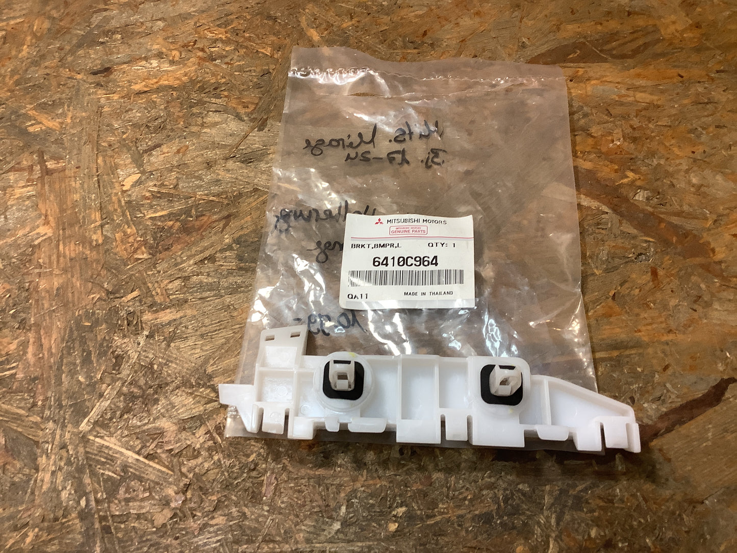 Mitsubishi Mirage Bj. 17-24 Halter, Halterung Stoßstange Original Mitsubishi NEU