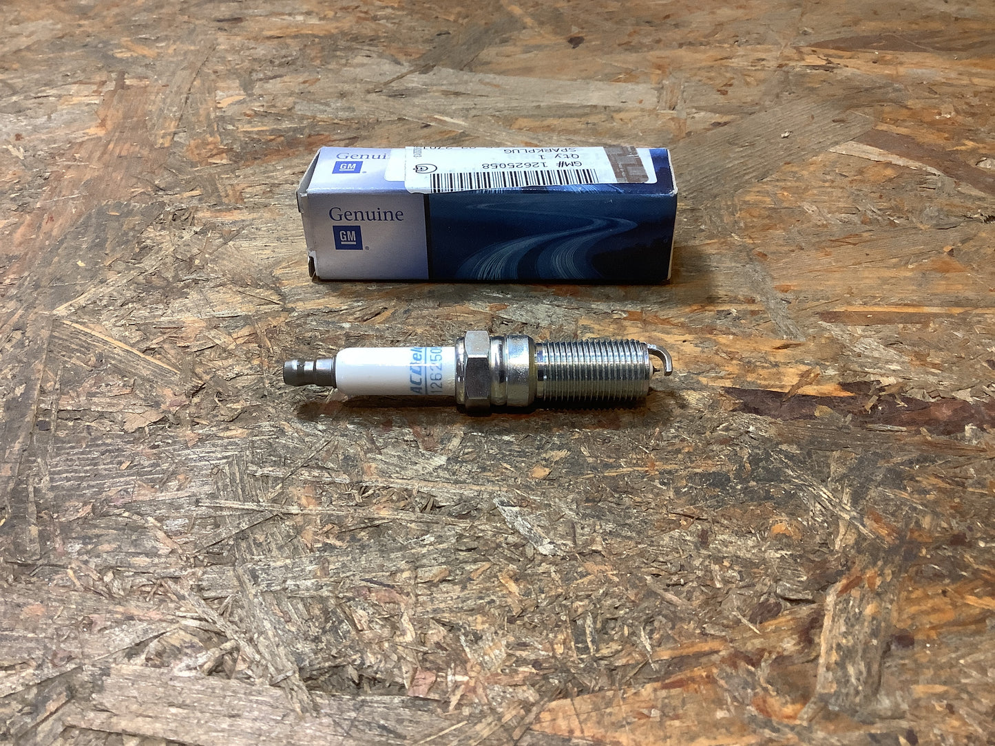 für verschiedene GM Modelle Zündkerze Original GM NEU