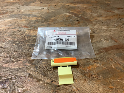 Mitsubishi L200 Clip, Tropfenleiste Original Mitsubishi NEU