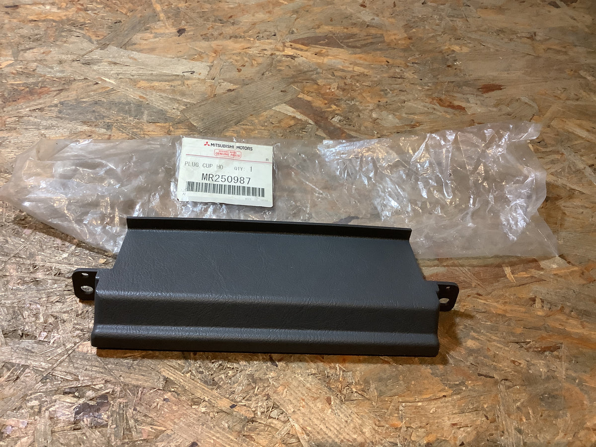 Mitsubishi Colt, CJ1A  - Mitsubishi Lancer, CJ1A Zierplatte an Instrumententafel Original Mitsubishi NEU