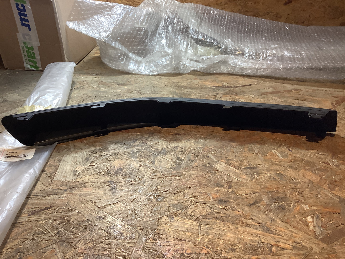 Passat B5 Bj. 97-2000 Linke Zierleiste in Satin schwarz für vorderen Stoßfänger Original VW NEU