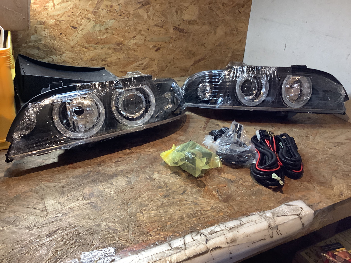 Tuning-Tec Xenon Angel Eyes Scheinwerfer für BMW 5er E39 95-00 schwarz