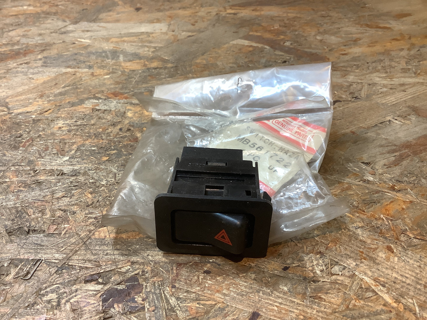 Mitsubishi L200, L300 Warnblinkschalter Original Mitsubishi NEU