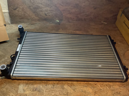 VW Bora 1J2/1J6, VW Golf IV 1J1/1J5, VW Polo 6N2, Skoda Octavia 1UZ/1Z3/1U5, Skoda Octavia II 1Z5, Audi A3 8L1, Audi TT 8N3/8N9, Seat Leon 1M1, Seat Toledo I 1L,1M2 Motorkühler Original VW NEU