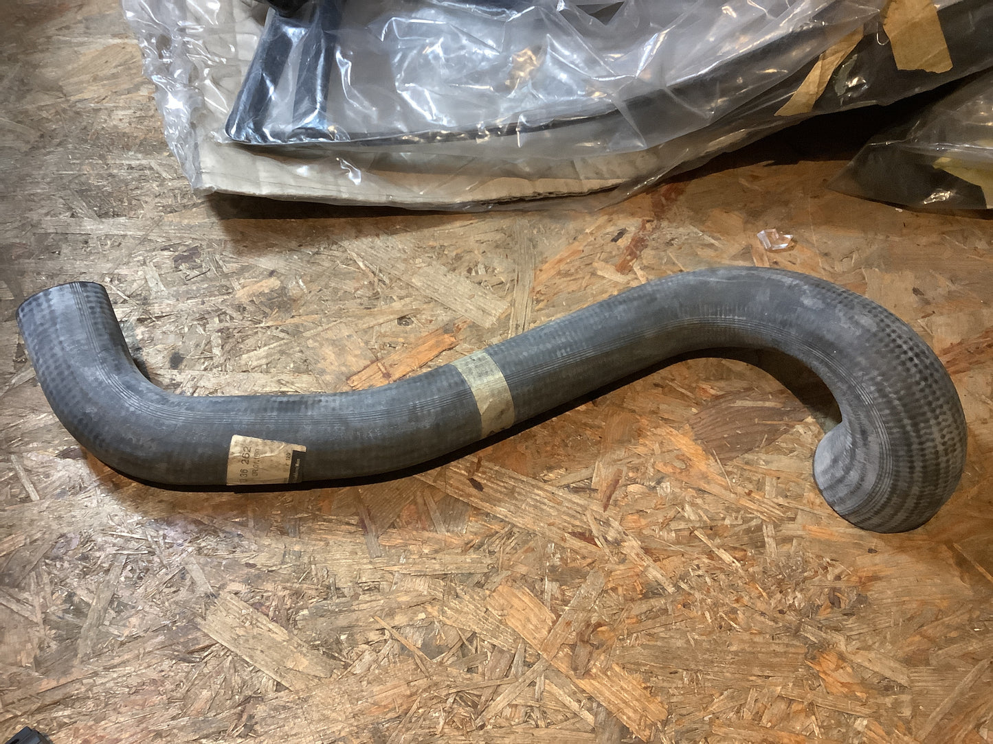 Opel Rekord E Schlauchbogen oben Thermostatgehäuse Original GM NEU