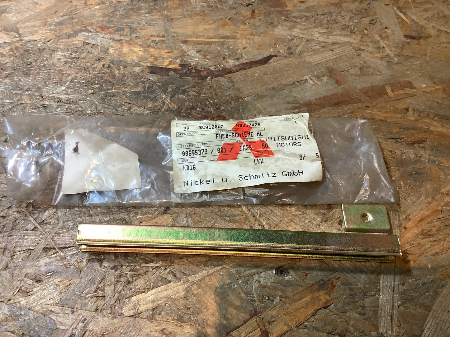 Mitsubishi Pajero Halter, Türfensterglas, vorne hinten links Original Mitsubishi NEU