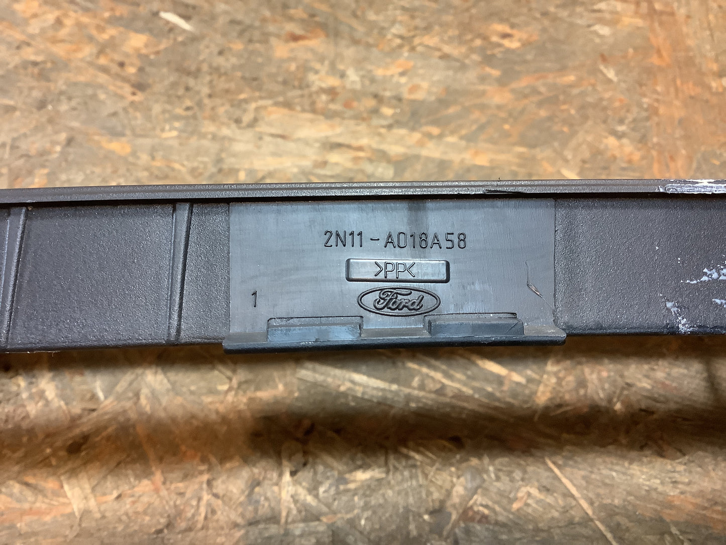 Ford Fiesta (Be256, MK5)  - Ford Focus (MK1) Frontschürze, Kühlergrill Original Ford NEU
