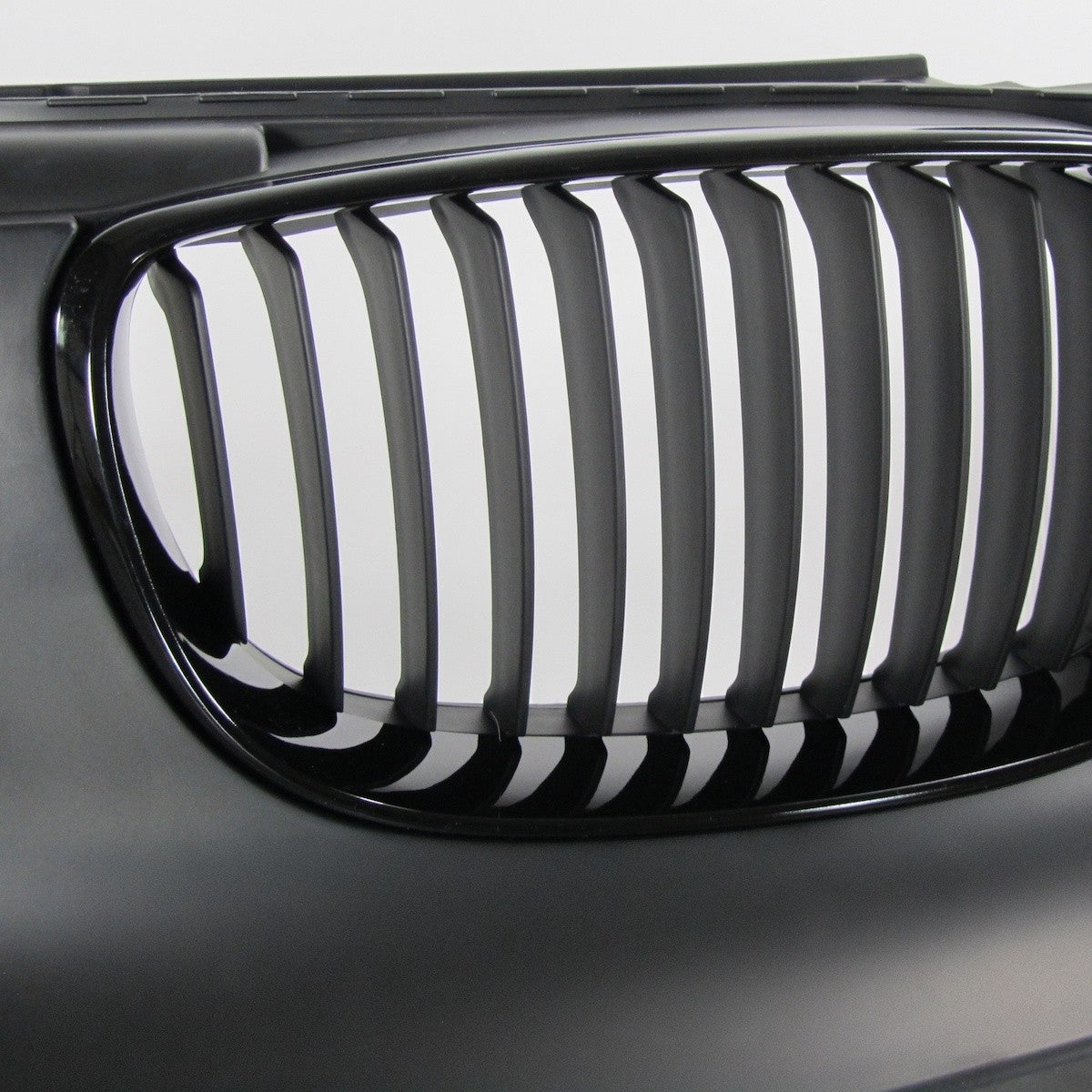 Frontstoßstange mit Grill passend für BMW 1er (E81 E87 E88 E82) 2004-2011
