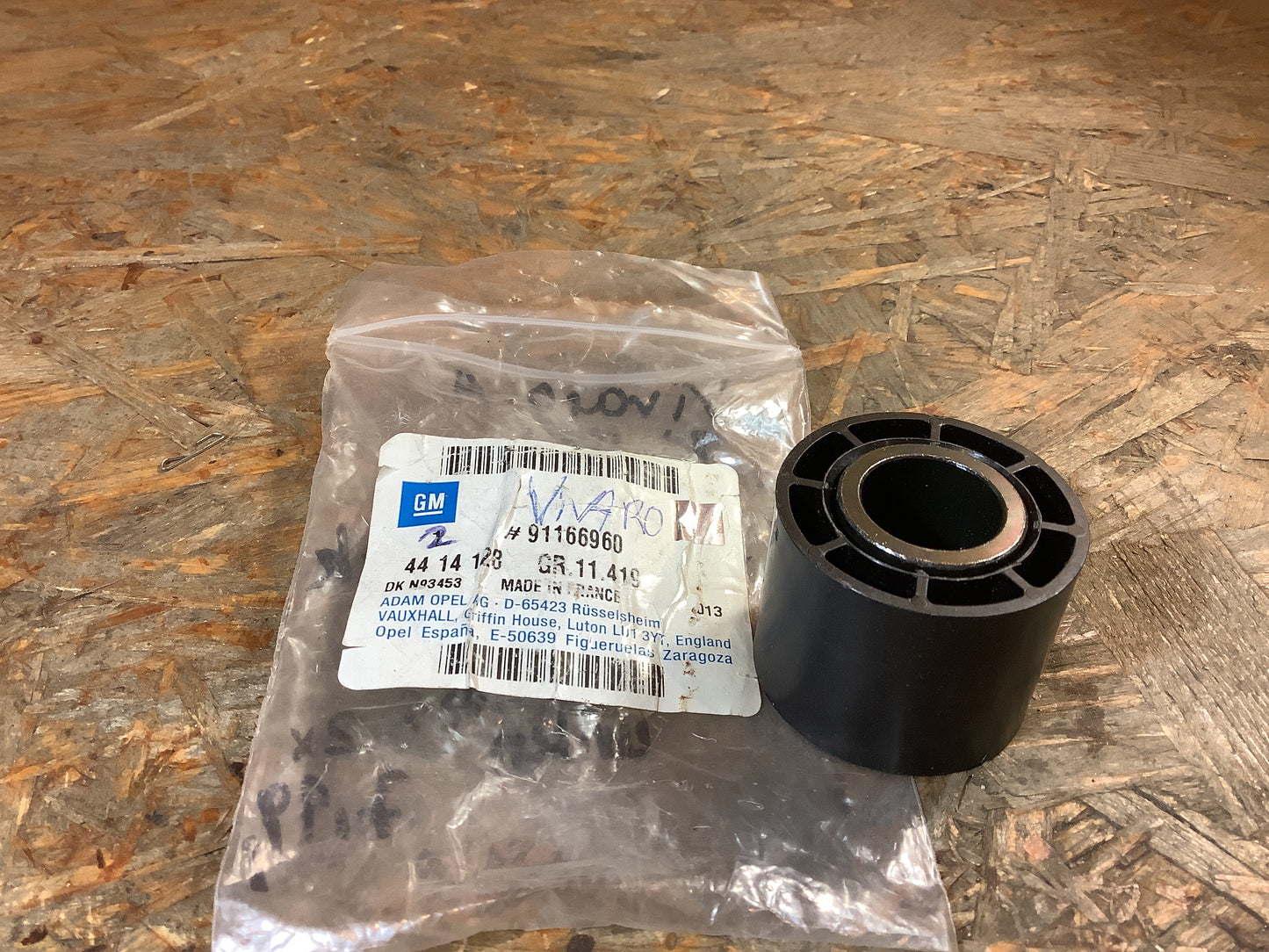 Vivaro A Bj. 01 Distanzstück Sitzbefestigung unten Original GM NEU