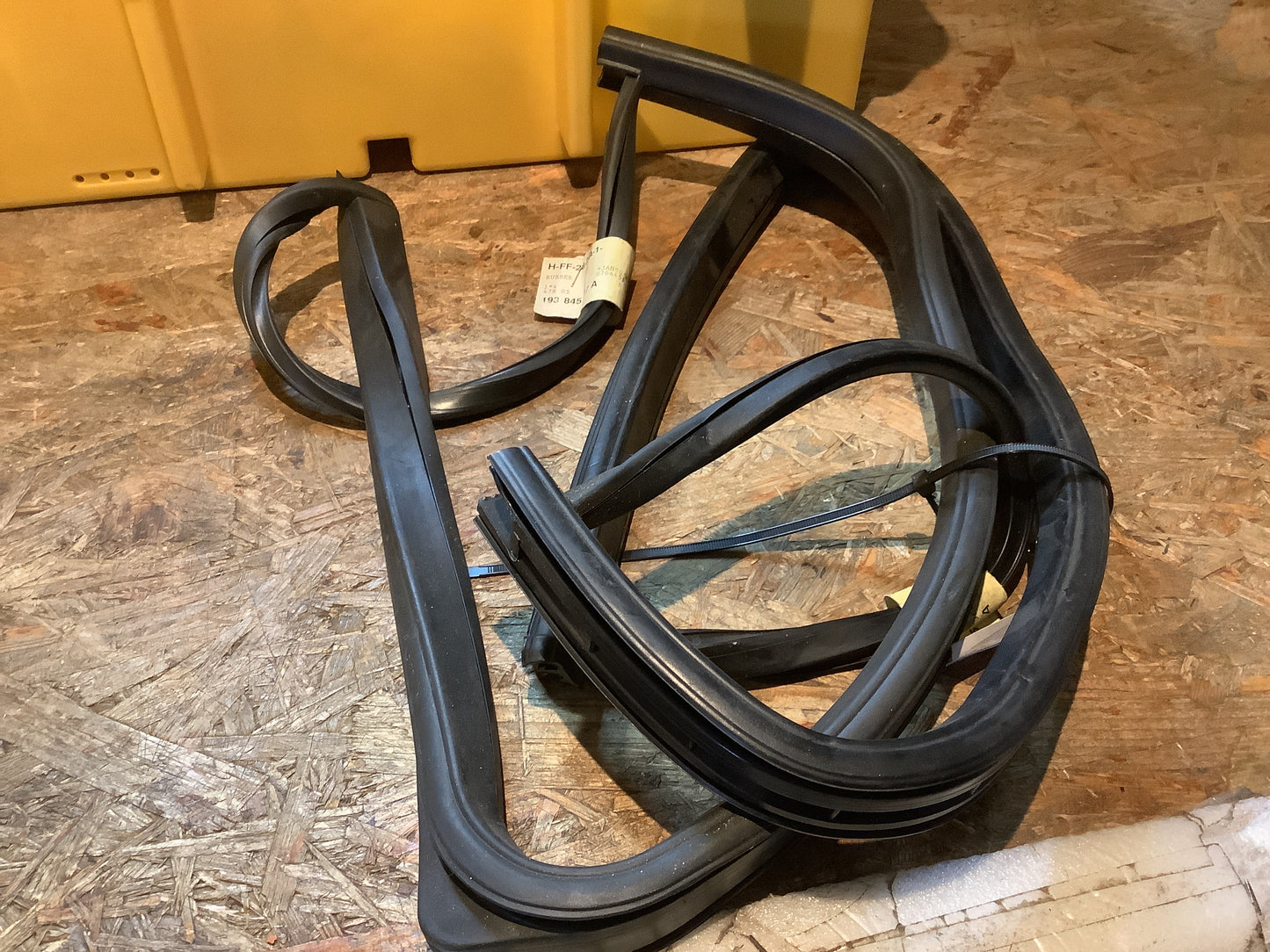 VW Golf / Jetta 4-Türig Fensterschachtdichtung Set für Hinten links/rechts Original VW NEU