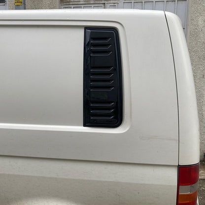 Oneway Lüftungsschlitze passend für Volkswagen Transporter T5.1/T6/T6.1 2010-2022 (Langer Radstand) - Schwarz glänzend