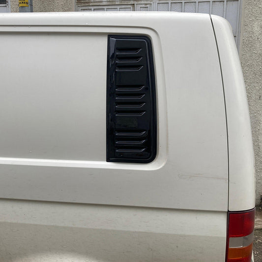 Oneway Lüftungsschlitze passend für Volkswagen Transporter T5.1/T6/T6.1 2010-2022 (Langer Radstand) - Schwarz glänzend