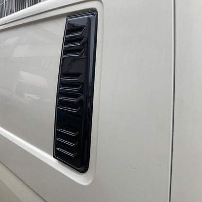 Oneway Lüftungsschlitze passend für Volkswagen Transporter T5.1/T6/T6.1 2010-2022 (Langer Radstand) - Schwarz glänzend