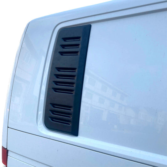 Oneway Lüftungsschlitze passend für Volkswagen Transporter T5.1/T6/T6.1 2010-2022 (Langer Radstand) - Version 2 - Mattschwarz