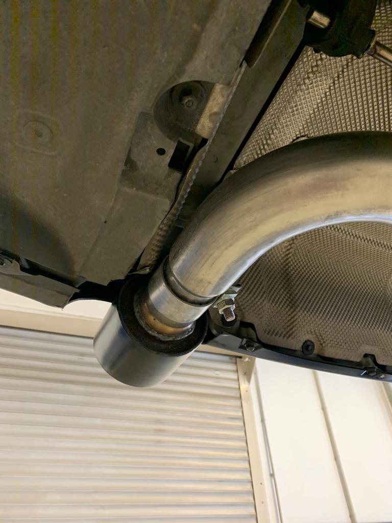 BMW F30/31 - 330i xDrive Endschalldämpfer quer Ausgang rechts/links - 1x100 Typ 25 rechts/links Schwarz emalliert - mit Ab...