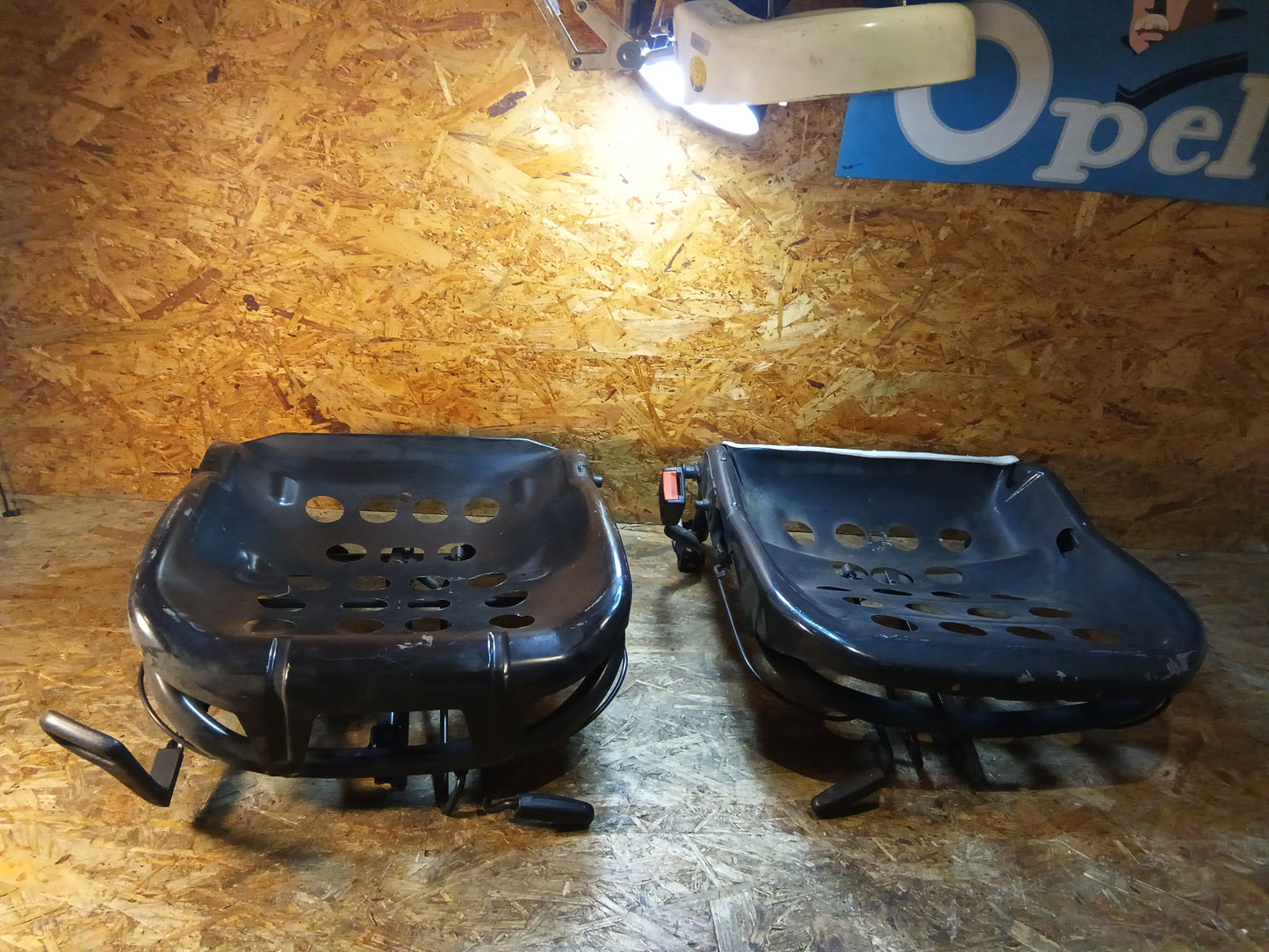 VW Golf 1 Cabriolet Sitzgestell Set vorne höhenverstellbar original VW NEU NOS