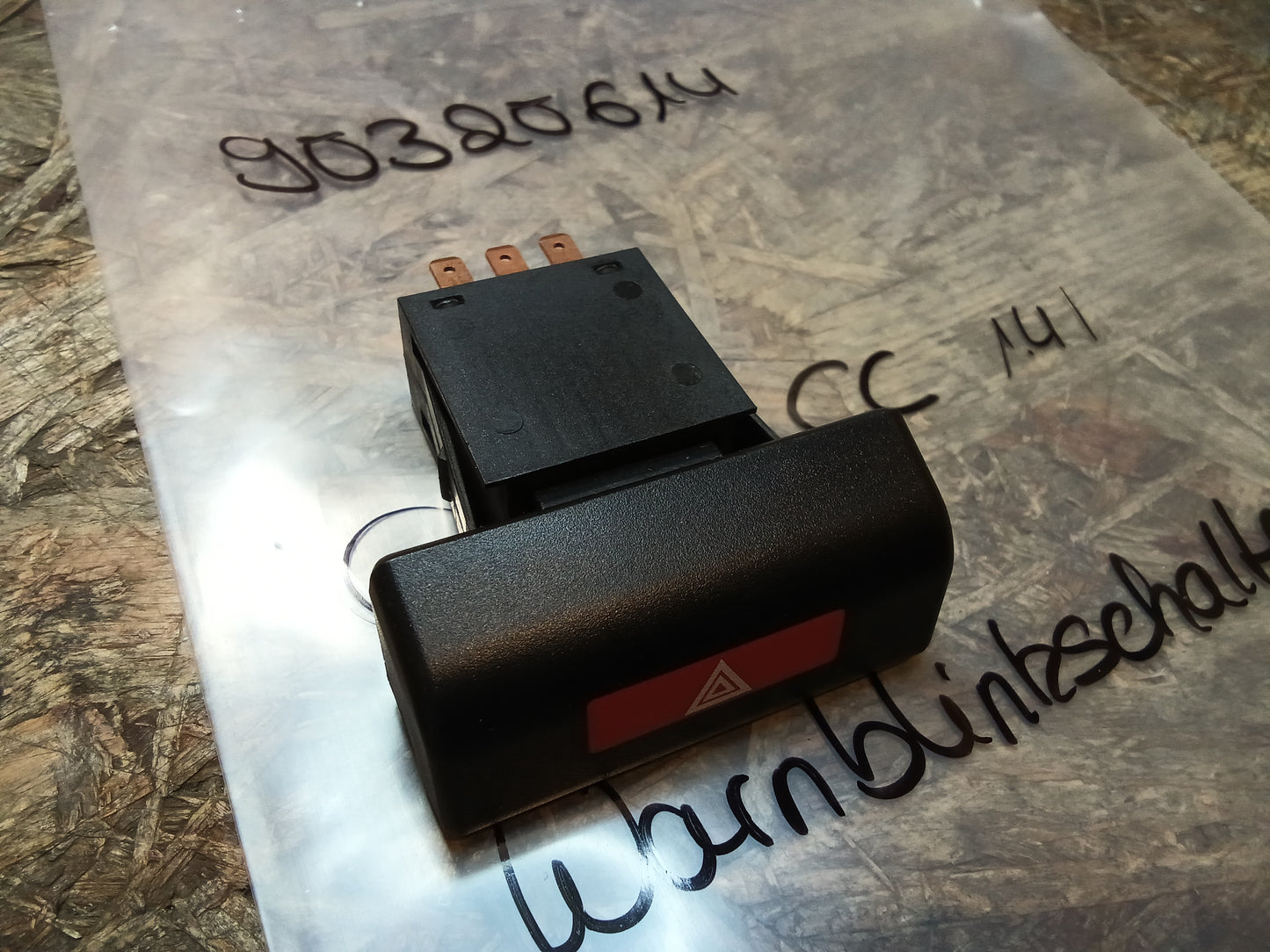 Corsa A CC 1.4l Warnblinkschalter original GM NEU