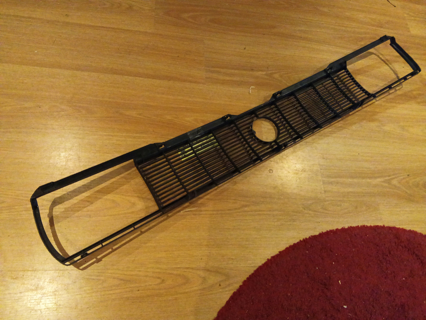 VW Passat B1 Kühlergrill (mit Lagerspuren) original VW NEU