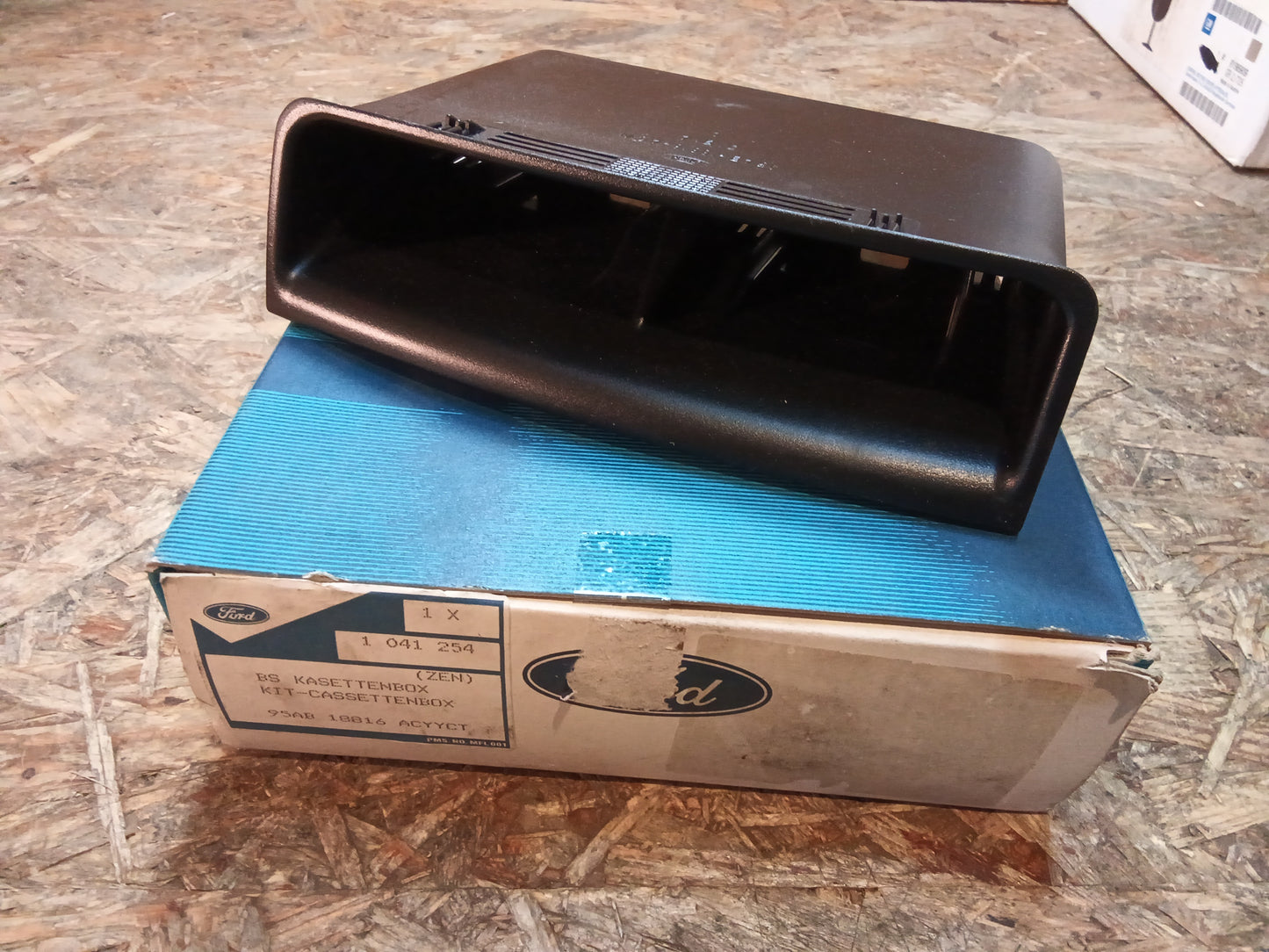Ford Escort 95-01 Kassettenbox original Ford NEU