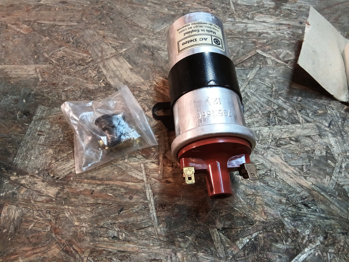 Diverse Fahrzeuge Oldtimer Zündspule mit Halter 12V original AC Delco NEU
