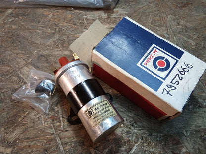 Diverse Fahrzeuge Oldtimer Zündspule mit Halter 12V original AC Delco NEU