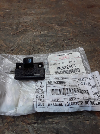 Mitsubishi Montero Bj 01-06 Deckelverriegelung Mittelkonsole original Mitsubishi NEU