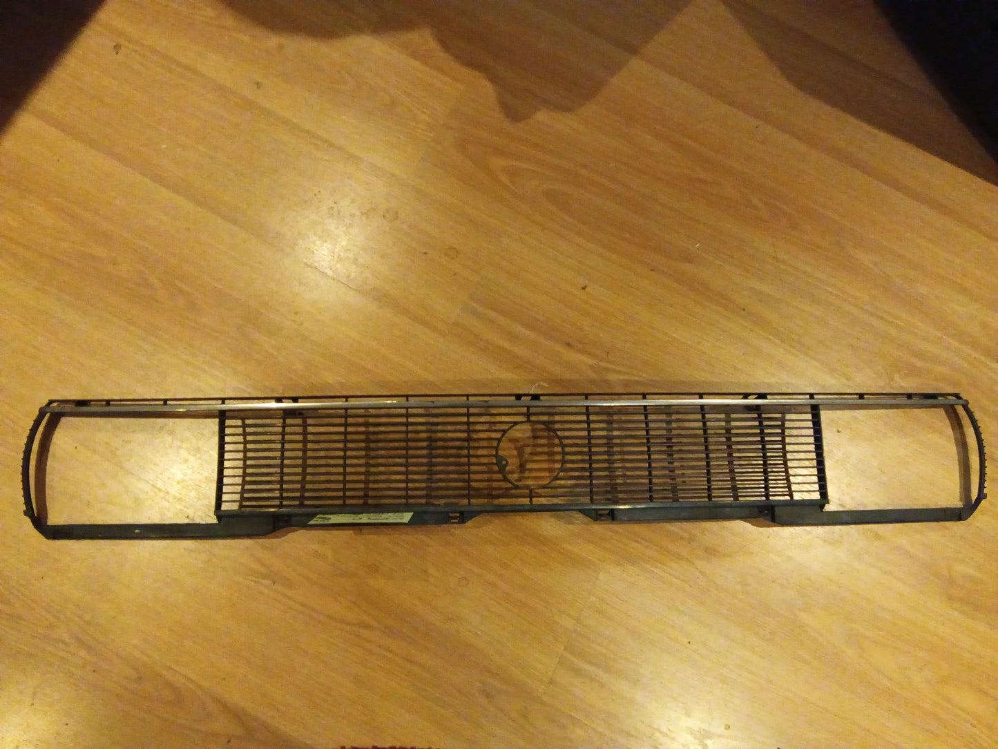 VW Passat B1 Kühlergrill (mit Lagerspuren) original VW NEU
