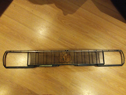 VW Passat B1 Kühlergrill (mit Lagerspuren) original VW NEU